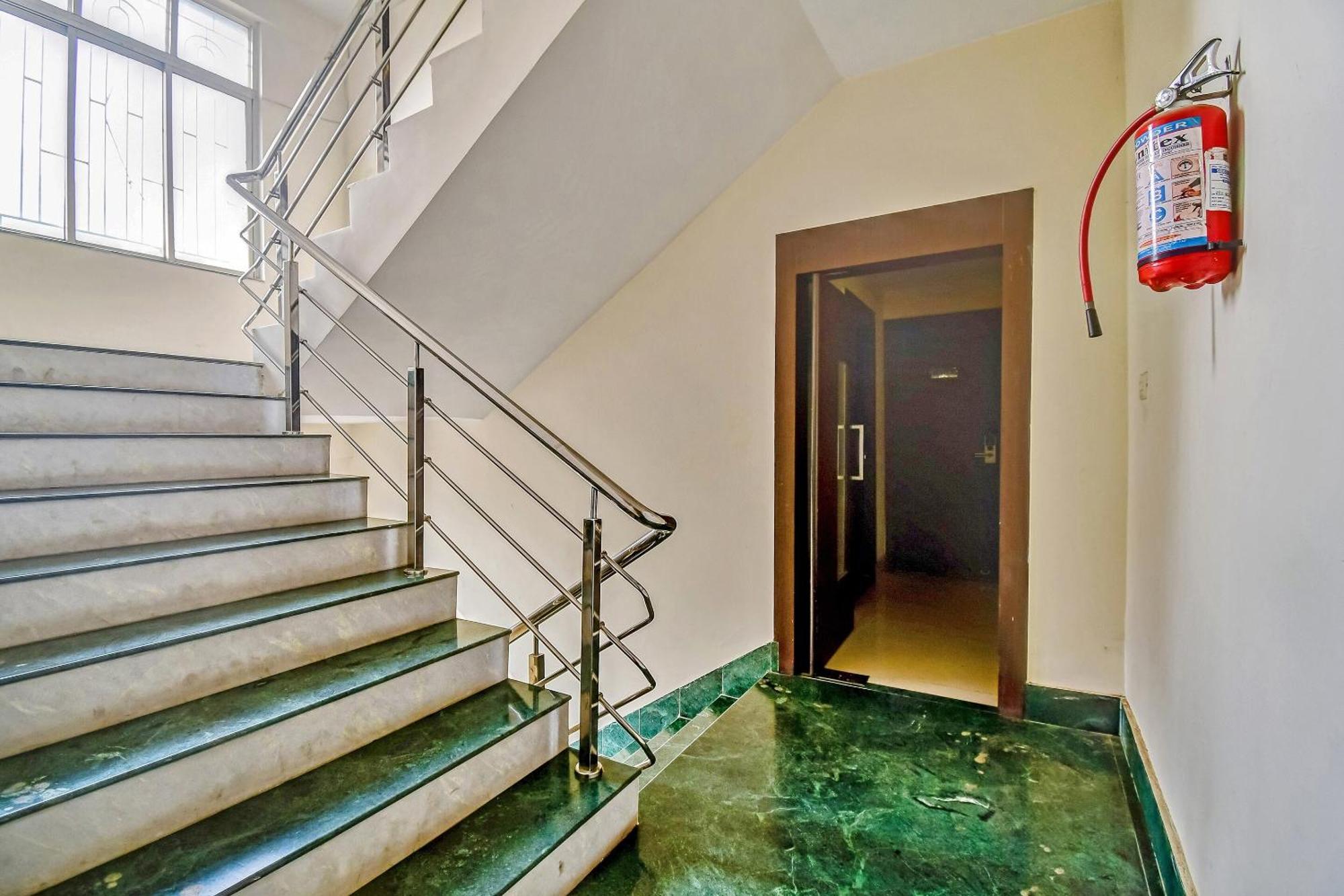 Capital O Kabita Guest House Near Acropolis Mall Калькутта Экстерьер фото